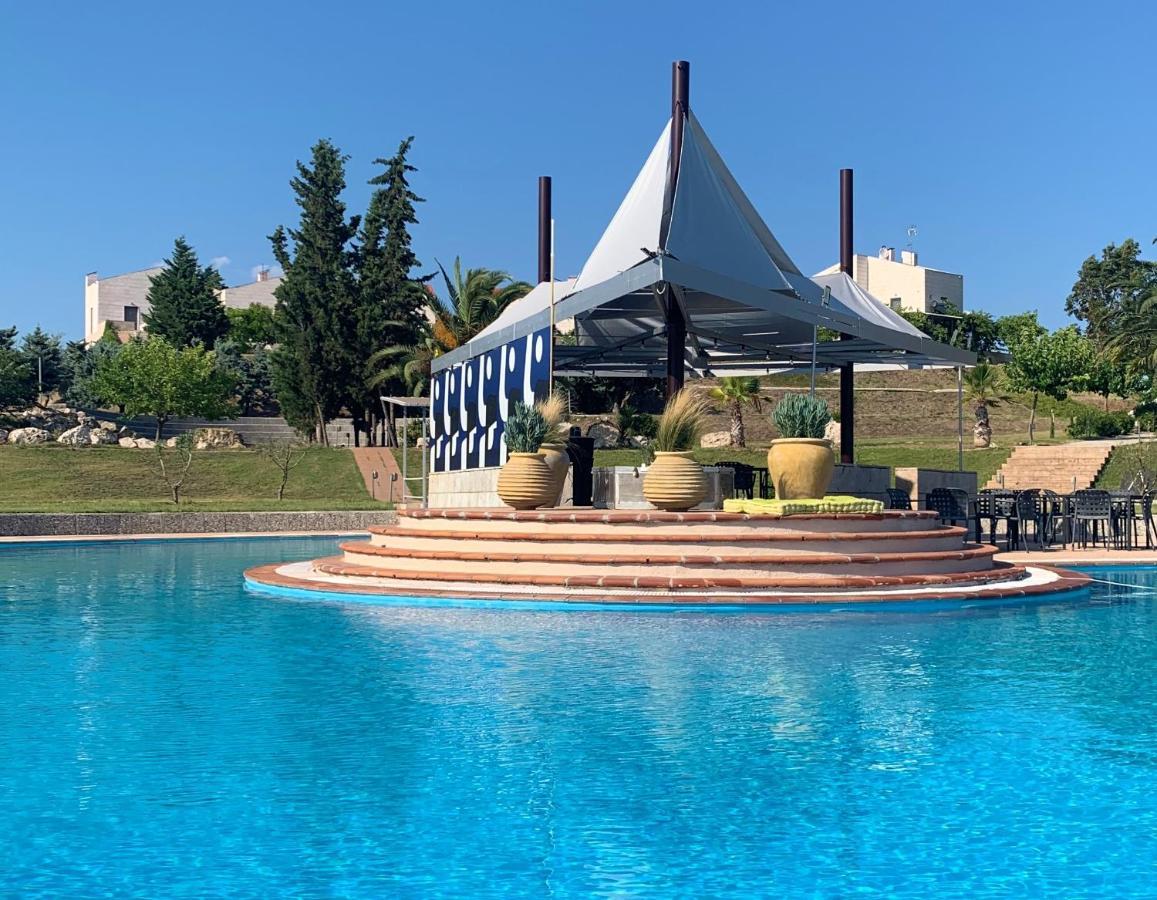 Village Club 27 *